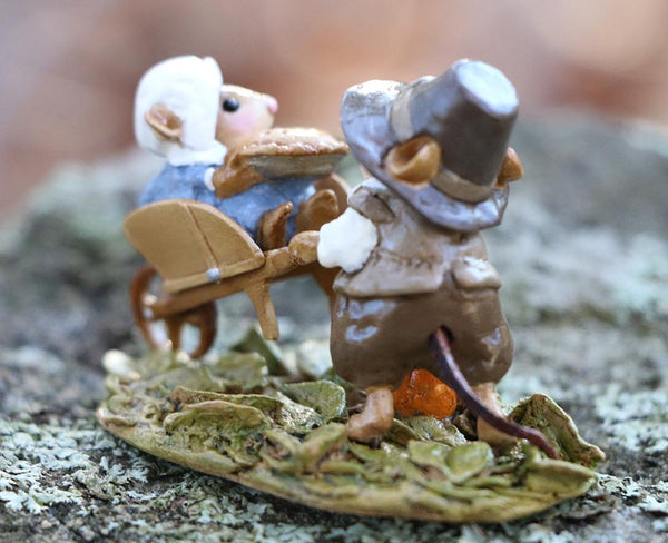 Wee Forest Folk M-679 "Pilgrim Pickup"Retired